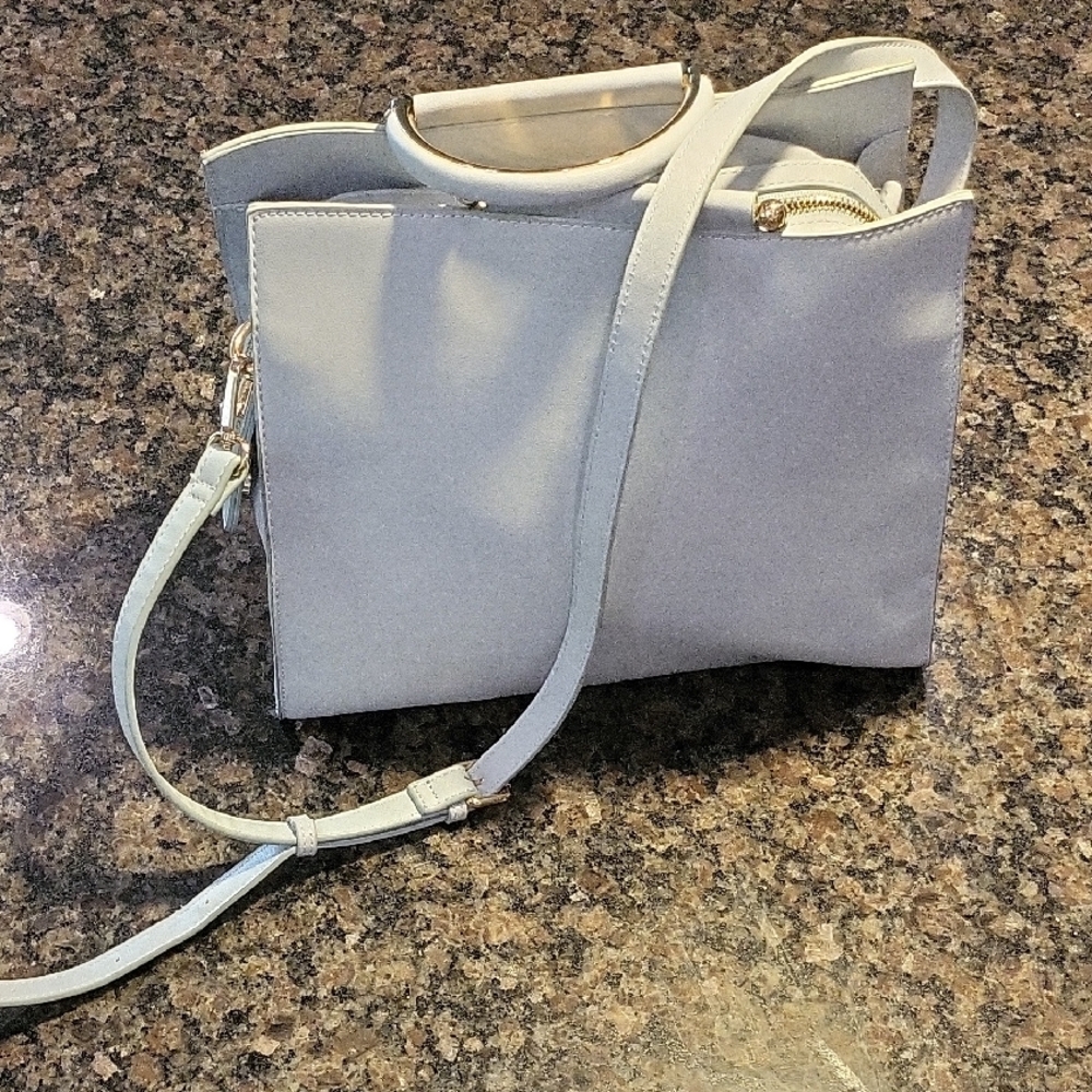Moda Luxe Powder Blue Shoulder Bag with Gold Accents & Modern Elegance - Picture 2 of 10